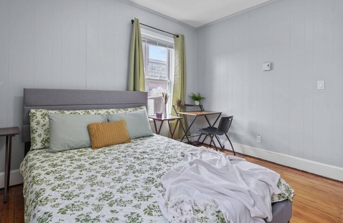 Upper South Providence Apartamento | Warm and Stylish, close to Hospitals and Downtown