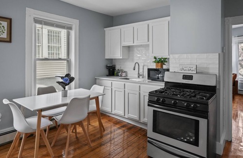 Upper South Providence Apartamento | Warm and Stylish, close to Hospitals and Downtown