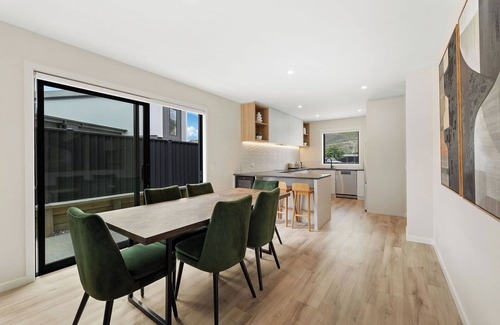 Lowburn Casa | Warm and stylish new home close to river, lake, restaurants and golf course.