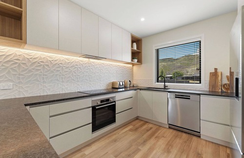 Lowburn Casa | Warm and stylish new home close to river, lake, restaurants and golf course.