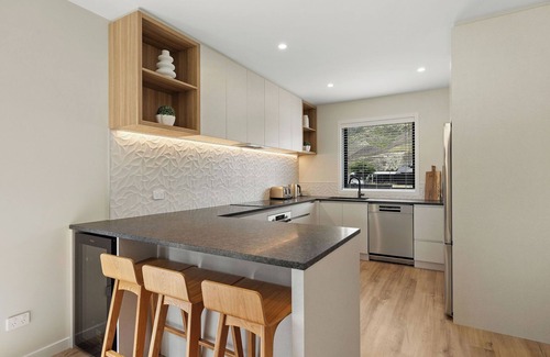Lowburn Casa | Warm and stylish new home close to river, lake, restaurants and golf course.