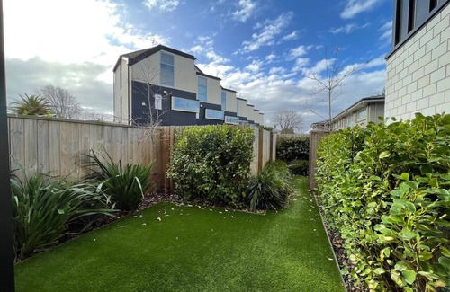 Merivale Apartamento | Warm and Stylish 2BR Home