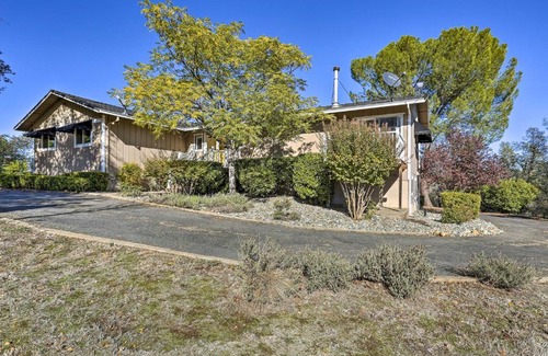 Happy Valley Casa | Warm Anderson Abode with Furnished Porch and Deck