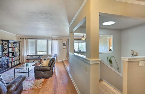 Happy Valley Casa | Warm Anderson Abode with Furnished Porch and Deck