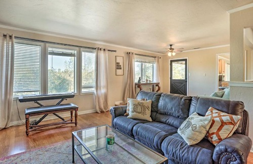 Happy Valley Casa | Warm Anderson Abode with Furnished Porch and Deck