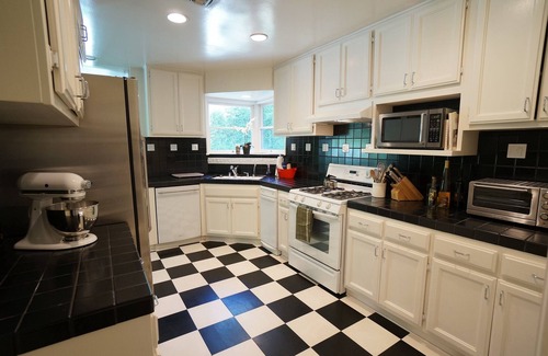 Studio City Casa | Warm California Retreat Ideally Situated for your Staycation or Remote Working!