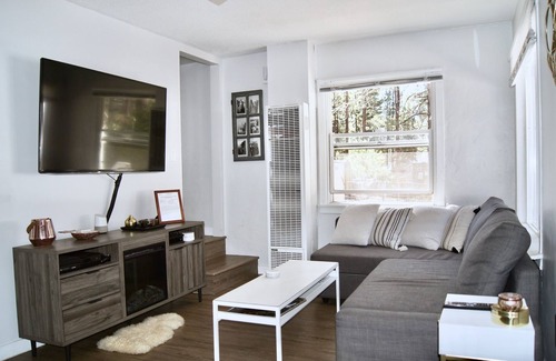 Big Bear City Cabaña | Warm & Cozy Big Bear Mountain Cottage | X-Box, FirePit, Cornhole