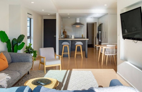 Edgeware Casa | Warm Family Comfort in the City with Garage Parking