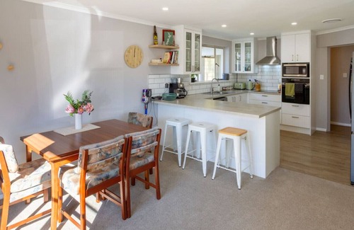 Avonhead Casa | Warm Family Home near CHCH Airport with Parking