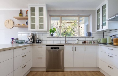 Avonhead Casa | Warm Family Home near CHCH Airport with Parking