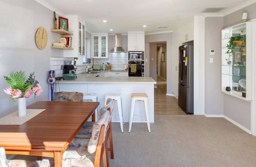 Avonhead Casa | Warm Family Home near CHCH Airport with Parking