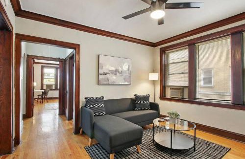 East Albany Park Apartamento | Warm & Inviting 2BR Apartment - Fullerton 1B