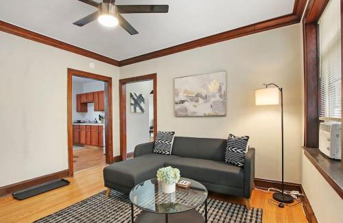 East Albany Park Apartamento | Warm & Inviting 2BR Apartment - Fullerton 1B