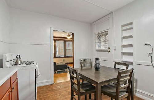 East Albany Park Apartamento | Warm & Inviting 2BR Apartment - Fullerton 1B