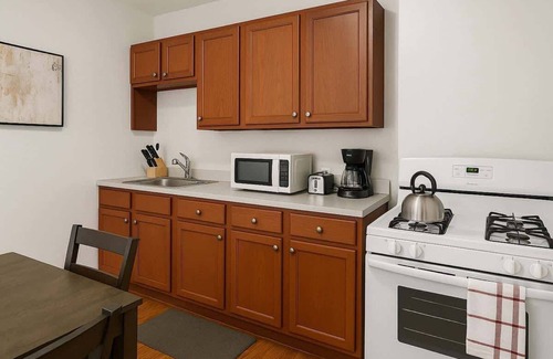Hermosa Apartamento | Warm & Inviting 2BR Apt