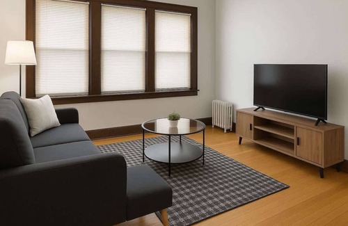 Hermosa Apartamento | Warm & Inviting 2BR Apt