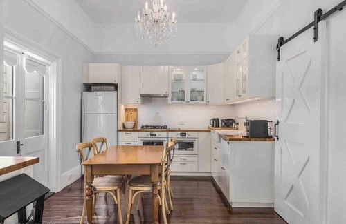 Hobart Central Business District Casa | Warm, Inviting & Luxurious The Barn