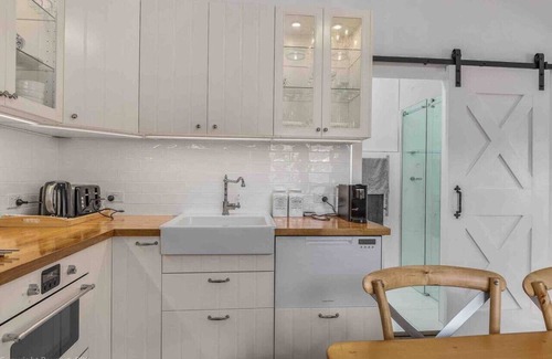 Hobart Central Business District Casa | Warm, Inviting & Luxurious The Barn