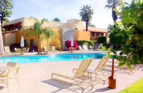 Sunrise Vista Chino Condominio | Warm Living in Palm Springs