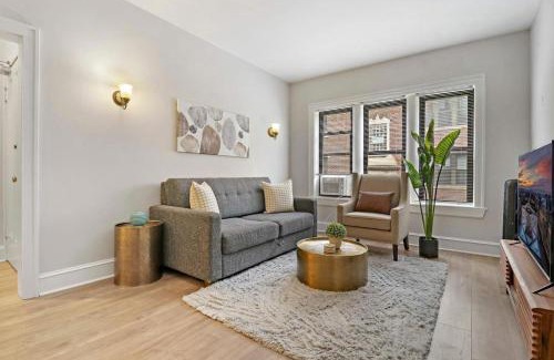 Rogers Park Apartamento | Warm & Lovely 2BR Apt close to Dining & Shops - Touhy 1S