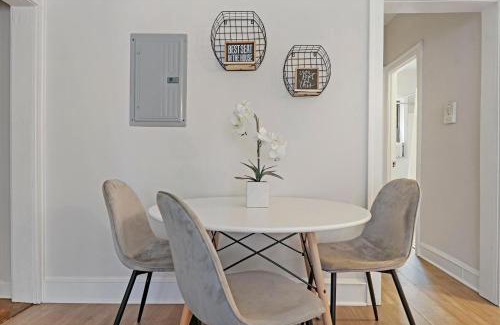 Rogers Park Apartamento | Warm & Lovely 2BR Apt close to Dining & Shops - Touhy 1S