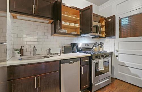 Rogers Park Apartamento | Warm & Lovely 2BR Apt close to Dining & Shops - Touhy 1S