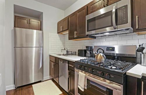 Rogers Park Apartamento | Warm & Lovely 2BR Apt close to Dining & Shops - Touhy 1S