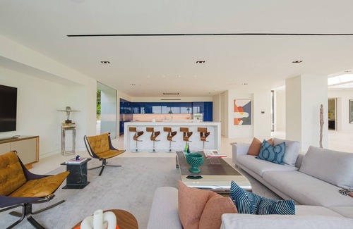 Trousdale Estates Villa | Warm Modern Masterpiece prime Trousdale Estates with beautiful city views.