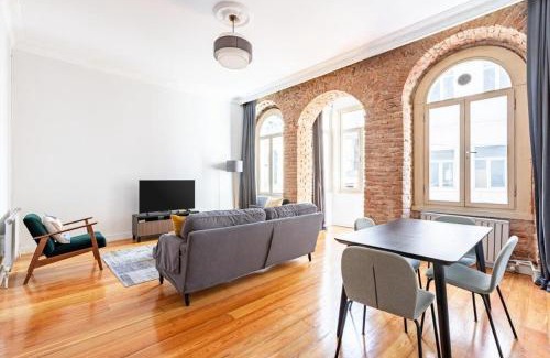 Galata Apartamento | Warm Rustic Charming 2bd Galata Wpatio Gem! #320