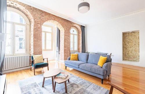 Galata Apartamento | Warm Rustic Charming 2bd Galata Wpatio Gem! #320