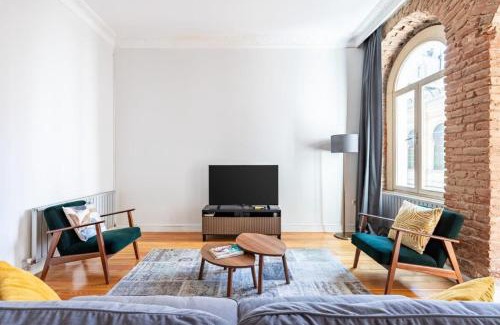Galata Apartamento | Warm Rustic Charming 2bd Galata Wpatio Gem! #320