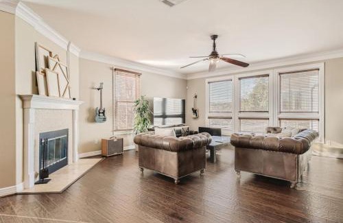 West Campus Apartamento | Warm Suburban 3BR Townhome near DT
