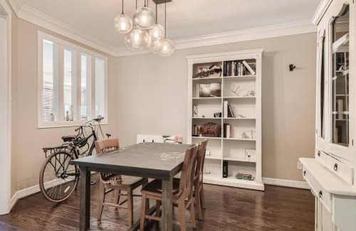 West Campus Apartamento | Warm Suburban 3BR Townhome near DT