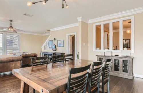 West Campus Apartamento | Warm Suburban 3BR Townhome near DT