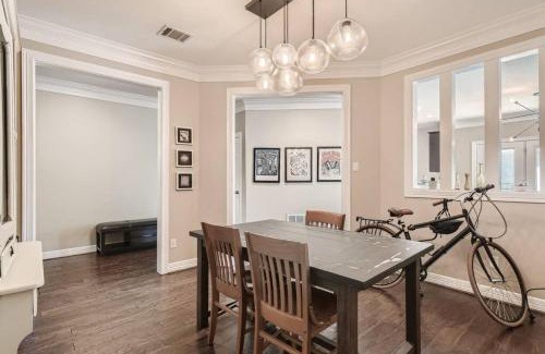 West Campus Apartamento | Warm Suburban 3BR Townhome near DT