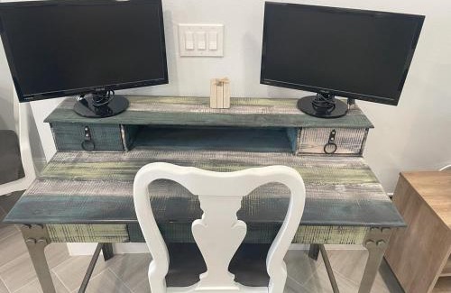 Warm Mineral Springs Apartamento | Warm Waters Escape