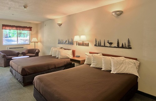 Bellaire Hotel | Warm Weather Stays Are Booking Now at The Legend Inn at Shanty Creek!