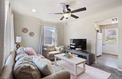Des Moines Casa | Warm & Welcoming House, Cozy vibes & Free snacks