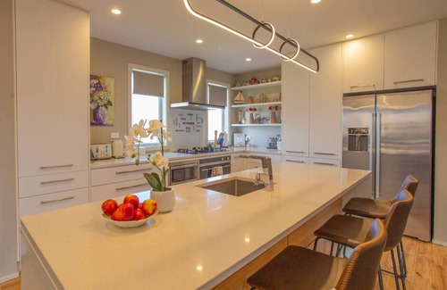 Prebbleton Casa | Warm Winter Stay - Sleeps 10 | Spa| Games Room