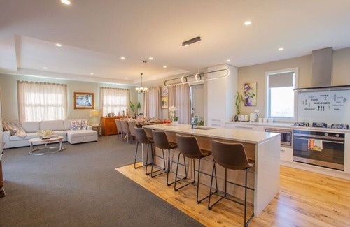 Prebbleton Casa | Warm Winter Stay - Sleeps 10 | Spa| Games Room