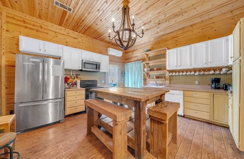 New Braunfels Casa | Warm Wooden Vibe 2BR Home | Grill | Outdoor Dining