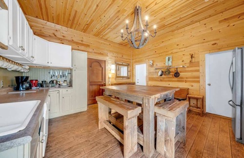 New Braunfels Casa | Warm Wooden Vibe 2BR Home | Grill | Outdoor Dining