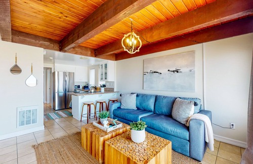 Old Towne Condominio | Warming single-level beachfront condo home with full kitchen & patio