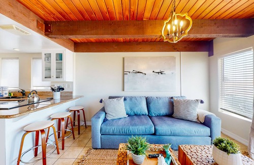 Old Towne Condominio | Warming single-level beachfront condo home with full kitchen & patio