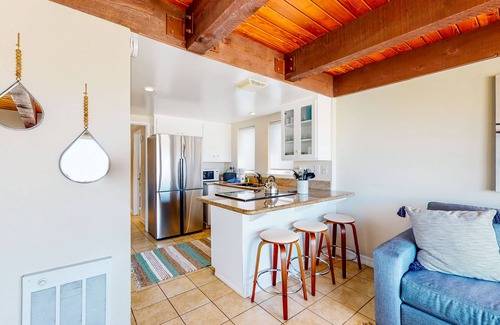 Old Towne Condominio | Warming single-level beachfront condo home with full kitchen & patio