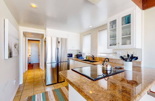 Old Towne Condominio | Warming single-level beachfront condo home with full kitchen & patio