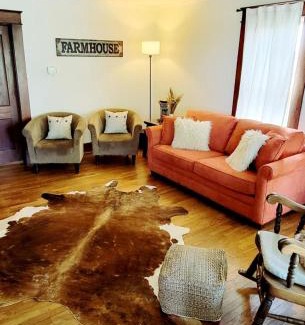 Johnson County Casa | Warrensburg, UCM, Whiteman AFB, KC Chiefs, Wedding Venue, Bring your Pet, Secluded Farmhouse
