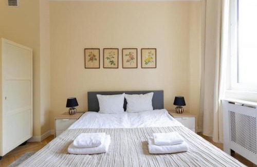 Srodmiescie Apartamento | Warsaw Apartments - 3-Room Old Town Apartment for 7, Nowy Świat