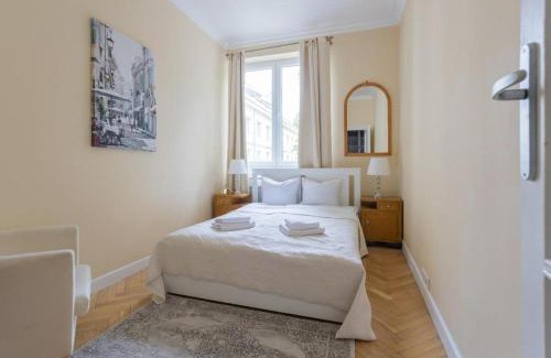 Srodmiescie Apartamento | Warsaw Apartments - 3-Room Old Town Apartment for 7, Nowy Świat