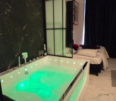 Mirow Apartamento | WARSZAWA CHMIELNA PRESTIGE HOME SPA APARTMENTS with Jacuzzi in the Heart of the City
